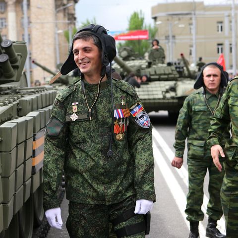 Ukraine: Michail Tolstych alias Giwi bei einer Parade in Donezk