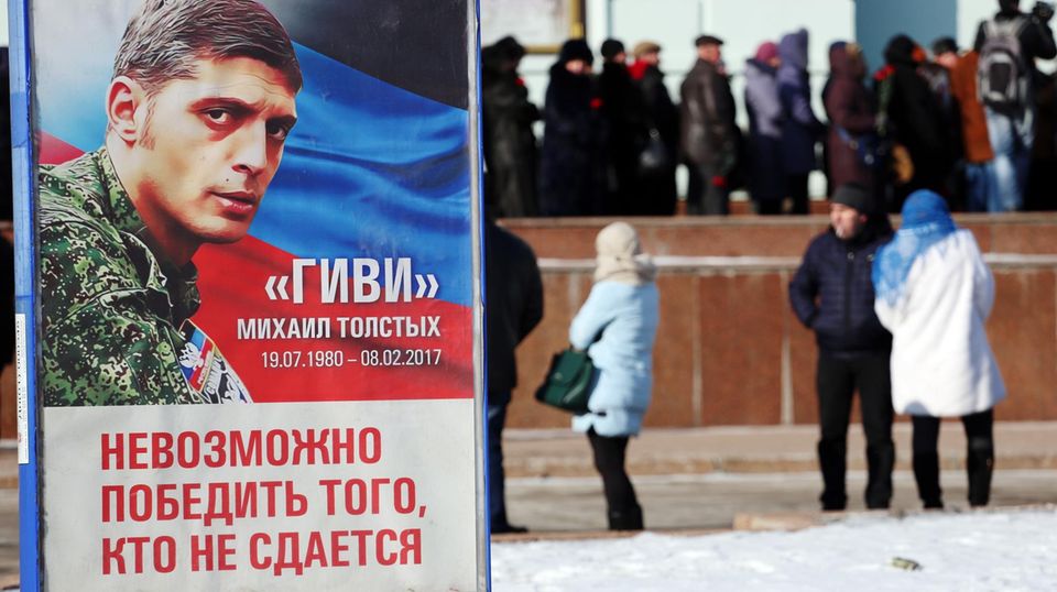 In Donezk herrscht Trauer. Plakate erinnern an den berüchtigten Kommandeur Giwi