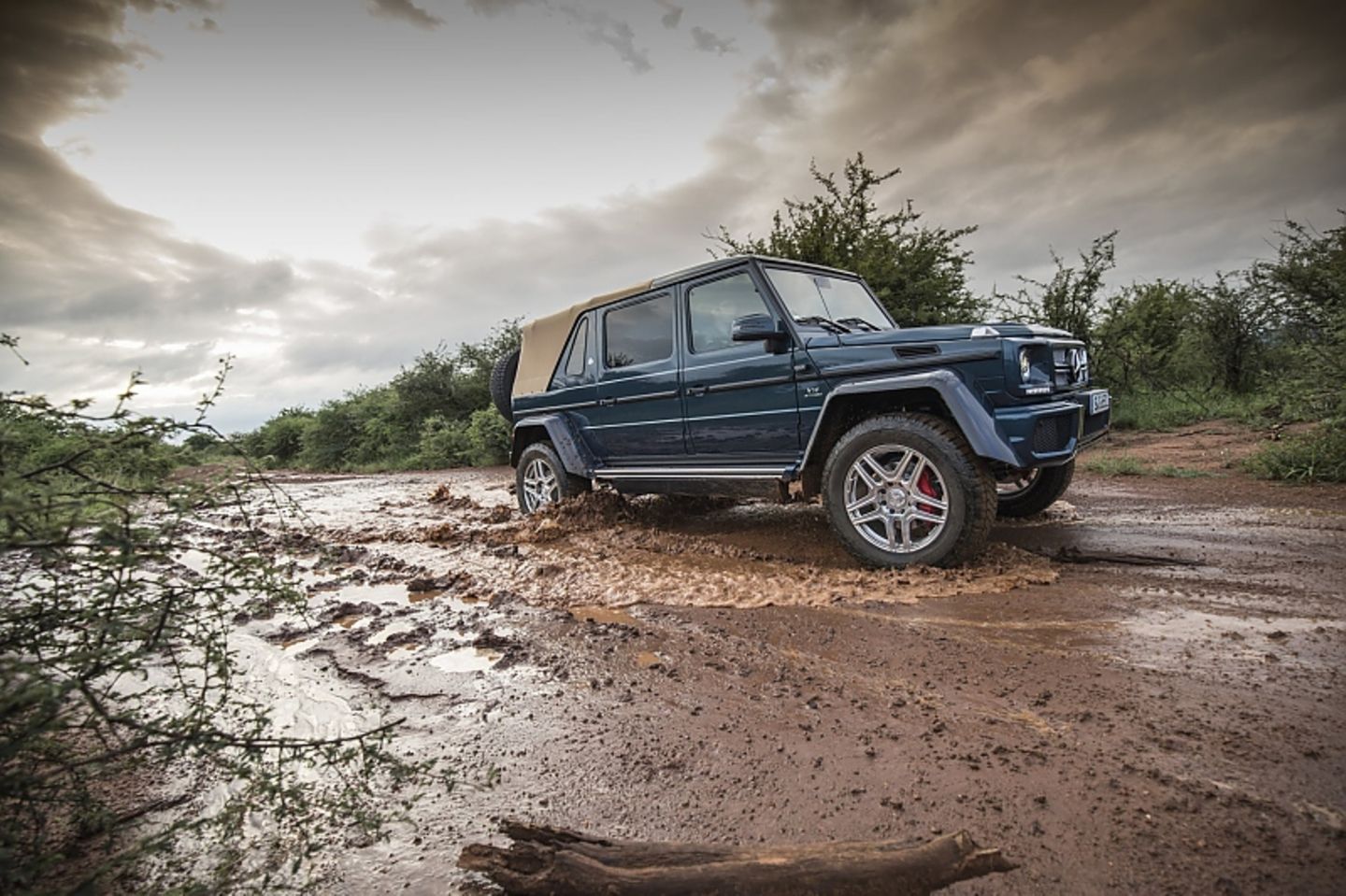 Mercedes Maybach G 650 Landaulet - ab durch den Schlamm