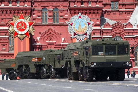 Startbatterien der bekannten Iskander M nehmen an der Siegesparade auf dem Roten Platz teil.