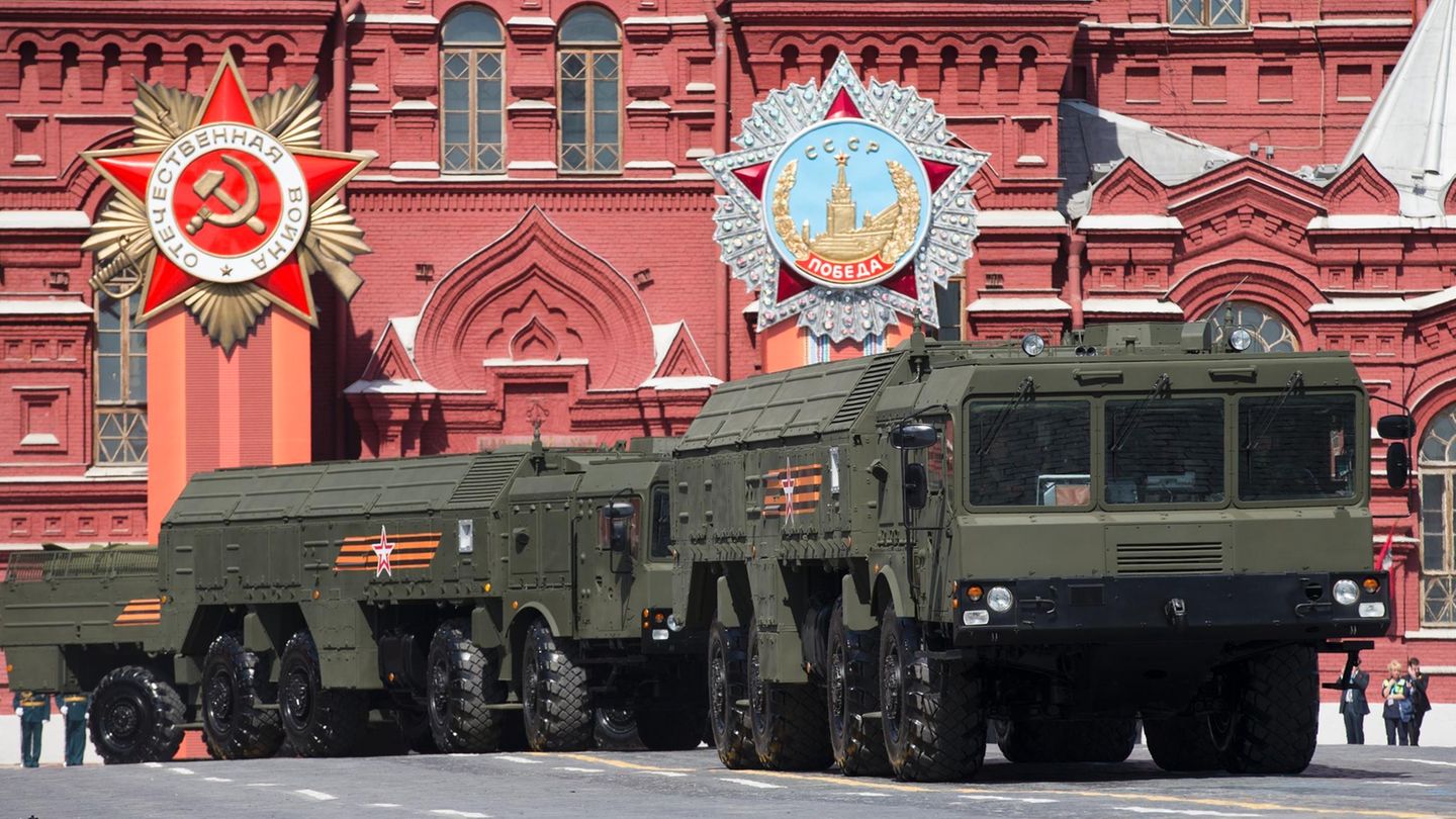 Startbatterien der bekannten Iskander M nehmen an der Siegesparade auf dem Roten Platz teil.