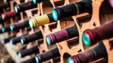 Offene Flasche Wein (Bitte, grundsätzlich nichts in Glasflaschen einfrieren!)  Im Gefrierschrank: 4 bis 6 Monate  Im Kühlschrank: 3 bis 5 Tage      Geschlossene Flasche Wein  Im Vorratsschrank: mindestens drei Jahre  Beim Wein gibt es zwar kein MHD, trotzdem eine Orientierung wie lang sie Wein hält.