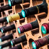 Offene Flasche Wein (Bitte, grundsätzlich nichts in Glasflaschen einfrieren!)  Im Gefrierschrank: 4 bis 6 Monate  Im Kühlschrank: 3 bis 5 Tage      Geschlossene Flasche Wein  Im Vorratsschrank: mindestens drei Jahre  Beim Wein gibt es zwar kein MHD, trotzdem eine Orientierung wie lang sie Wein hält.