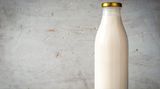 Milch (Bitte, grundsätzlich nichts in Glasflaschen einfrieren!)  Im Gefrierschrank: 3 Monate  Im Kühlschrank: eine Woche 