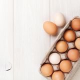 Eier  Im Gefrierschrank: bis zu 12 Monate (Rohe Eier ohne Schale in einem Behälter einfrieren!)  Im Kühlschrank: 3 bis 5 Wochen