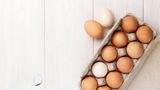 Eier  Im Gefrierschrank: bis zu 12 Monate (Rohe Eier ohne Schale in einem Behälter einfrieren!)  Im Kühlschrank: 3 bis 5 Wochen