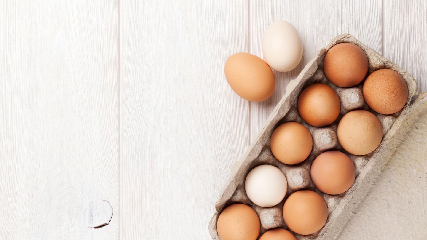 Eier  Im Gefrierschrank: bis zu 12 Monate (Rohe Eier ohne Schale in einem Behälter einfrieren!)  Im Kühlschrank: 3 bis 5 Wochen