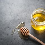 Honig (Bitte, grundsätzlich nichts in Glasflaschen einfrieren!)  Im Vorratsschrank: ohne Verfallsdatum