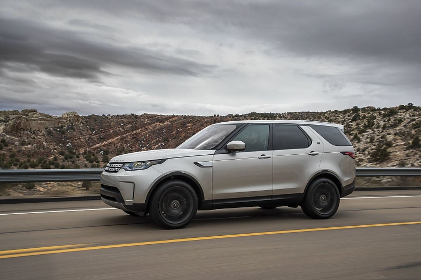 Der neue Land Rover Discovery der fünften Generation ist 4,97 Meter lang,...