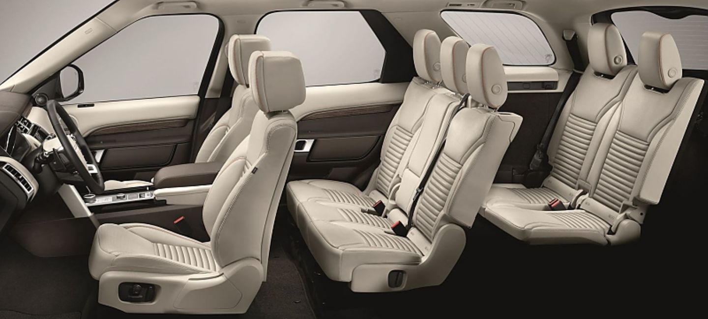 Sieben beheizte Einzelsitze bietet der neue Land Rover Discovery.