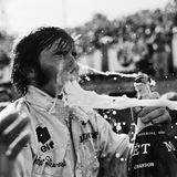 1969 GP France (Clermont-Ferrand): Bei dem tiefen Zug aus der Magnum-Flasche hat Jackie Stewart nicht aufgepasst.  The Golden Age of Formula 1, Kleine Ausgabe - Rainer W. Schlegelmilch - 24,90 Euro