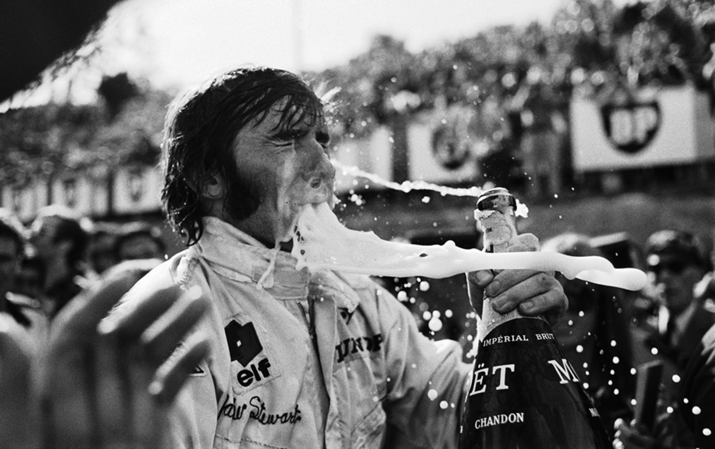 1969 GP France (Clermont-Ferrand): Bei dem tiefen Zug aus der Magnum-Flasche hat Jackie Stewart nicht aufgepasst.  The Golden Age of Formula 1, Kleine Ausgabe - Rainer W. Schlegelmilch - 24,90 Euro