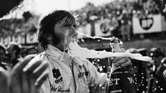 1969 GP France (Clermont-Ferrand): Bei dem tiefen Zug aus der Magnum-Flasche hat Jackie Stewart nicht aufgepasst.  The Golden Age of Formula 1, Kleine Ausgabe - Rainer W. Schlegelmilch - 24,90 Euro