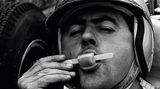 1962 GP Belgium (Spa-Francorchamps): Jack Brabham (Lotus) genießt ein Eis vor dem Start.  The Golden Age of Formula 1, Kleine Ausgabe - Rainer W. Schlegelmilch - 24,90 Euro