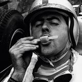 1962 GP Belgium (Spa-Francorchamps): Jack Brabham (Lotus) genießt ein Eis vor dem Start.  The Golden Age of Formula 1, Kleine Ausgabe - Rainer W. Schlegelmilch - 24,90 Euro