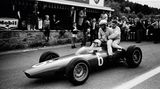1964 GP Belgium (Spa-Francorchamps): Nach einem Unfall transportiert Giancarlo Baghetti seine Kollegen Phil Hill und Bob Anderson so auf seiner BRM P57 mit.  The Golden Age of Formula 1, Kleine Ausgabe - Rainer W. Schlegelmilch - 24,90 Euro