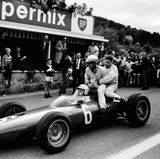 1964 GP Belgium (Spa-Francorchamps): Nach einem Unfall transportiert Giancarlo Baghetti seine Kollegen Phil Hill und Bob Anderson so auf seiner BRM P57 mit.  The Golden Age of Formula 1, Kleine Ausgabe - Rainer W. Schlegelmilch - 24,90 Euro
