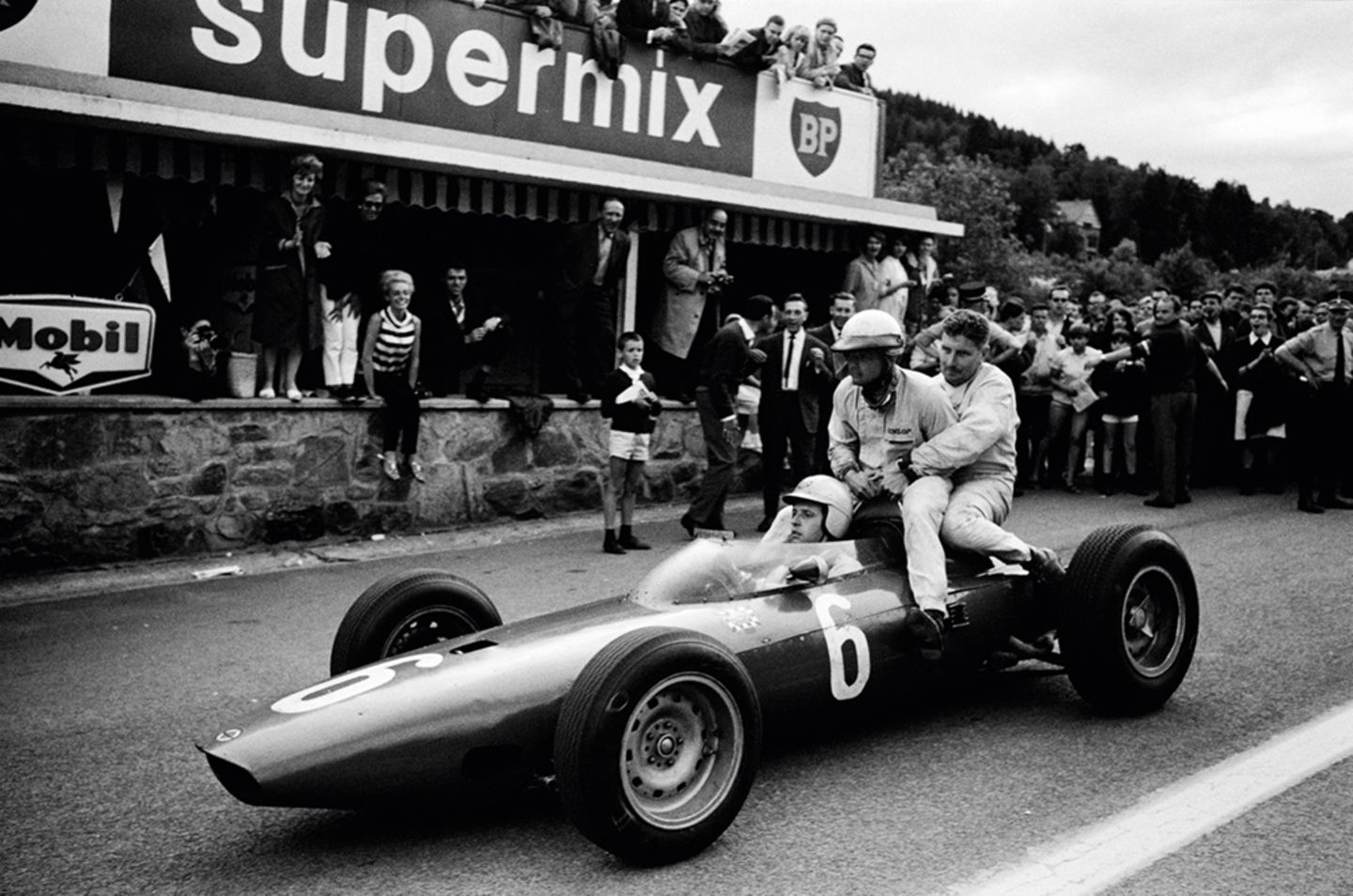 1964 GP Belgium (Spa-Francorchamps): Nach einem Unfall transportiert Giancarlo Baghetti seine Kollegen Phil Hill und Bob Anderson so auf seiner BRM P57 mit.  The Golden Age of Formula 1, Kleine Ausgabe - Rainer W. Schlegelmilch - 24,90 Euro