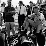 1965 GP Italy (Monza): Jochen Rindt (rechts) als junger Mann.   The Golden Age of Formula 1, Kleine Ausgabe - Rainer W. Schlegelmilch - 24,90 Euro