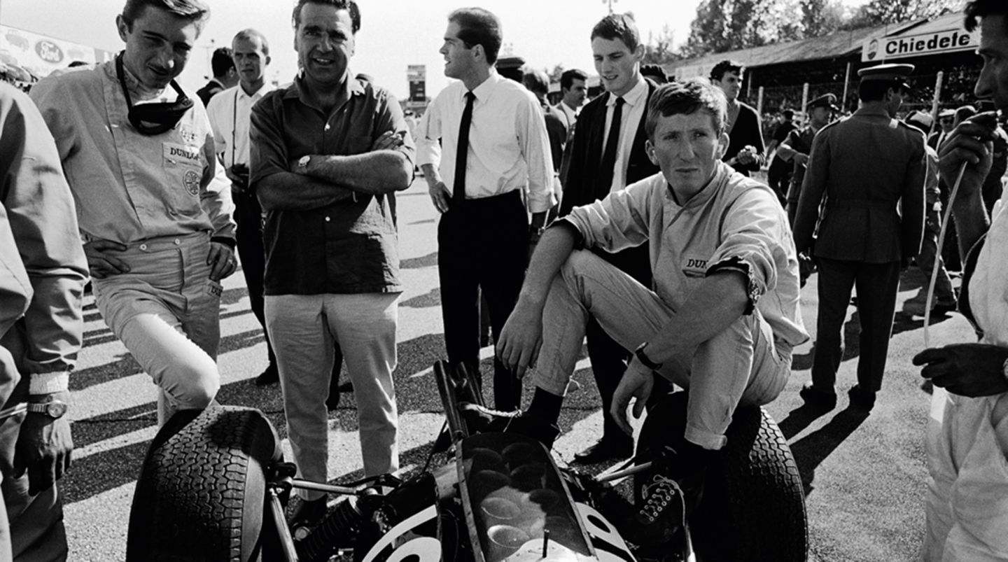 1965 GP Italy (Monza): Jochen Rindt (rechts) als junger Mann.   The Golden Age of Formula 1, Kleine Ausgabe - Rainer W. Schlegelmilch - 24,90 Euro