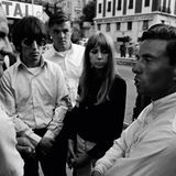 1966 GP Monaco (Monte Carlo): Jim Clark (Lotus) spricht über das Rennen. Beatle George Harrison hört zu.  The Golden Age of Formula 1, Kleine Ausgabe - Rainer W. Schlegelmilch - 24,90 Euro