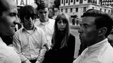 1966 GP Monaco (Monte Carlo): Jim Clark (Lotus) spricht über das Rennen. Beatle George Harrison hört zu.  The Golden Age of Formula 1, Kleine Ausgabe - Rainer W. Schlegelmilch - 24,90 Euro