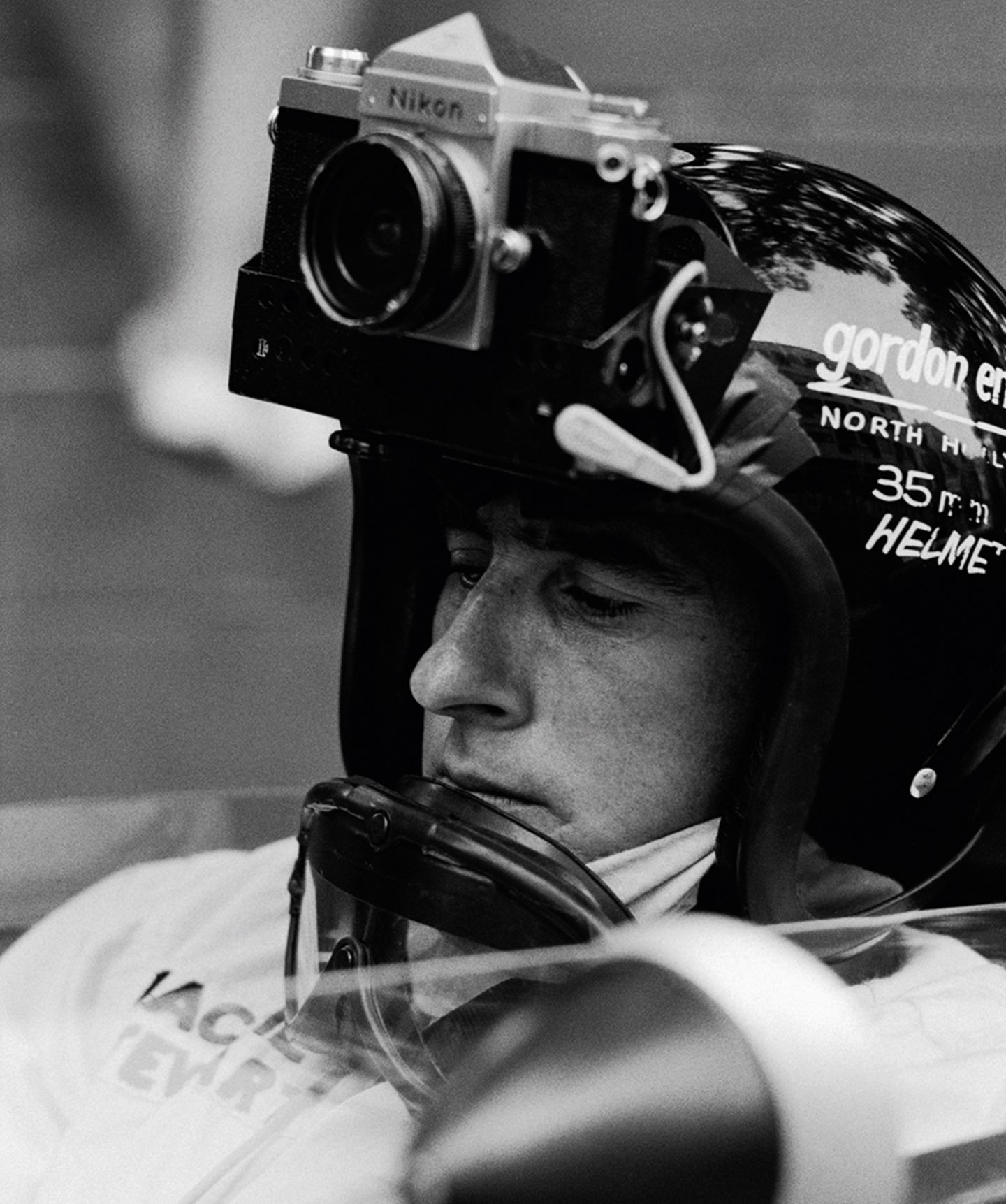 1966 GP Monaco (Monte Carlo): Vor der GoPro sollte das Weitwinkel dieser Nikon einen Eindruck von der Fahrerperspektive geben. Angesichts des Gewichts der Kamera und der Querbeschleunigung in Monte Carlo war das sicher kein Vergnügen für Jackie Stewart.  The Golden Age of Formula 1, Kleine Ausgabe - Rainer W. Schlegelmilch - 24,90 Euro