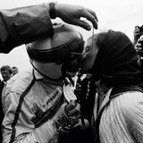 1968 GP Holland: Nach dem Sieg in Zandvoort küssen sich die Stewarts. Ein Helfer muss das Visier öffnen, denn die rechte Hand des Piloten ist stark bandagiert.  The Golden Age of Formula 1, Kleine Ausgabe - Rainer W. Schlegelmilch - 24,90 Euro