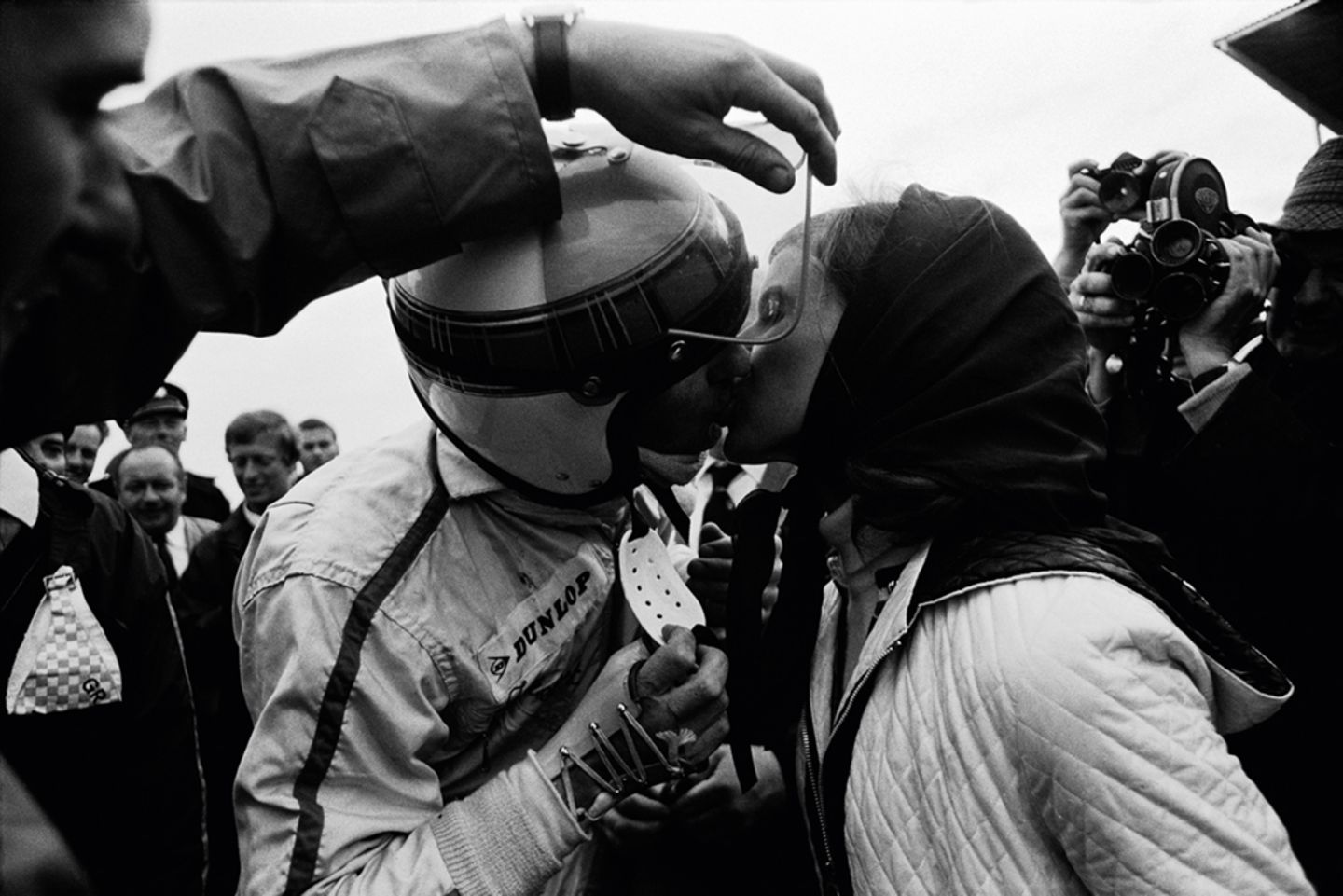 1968 GP Holland: Nach dem Sieg in Zandvoort küssen sich die Stewarts. Ein Helfer muss das Visier öffnen, denn die rechte Hand des Piloten ist stark bandagiert.  The Golden Age of Formula 1, Kleine Ausgabe - Rainer W. Schlegelmilch - 24,90 Euro