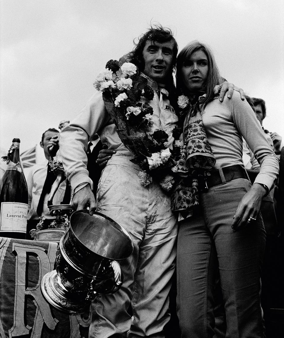 1969 GP Great Britain (Silverstone): Helen Stewart ist immer dabei.  The Golden Age of Formula 1, Kleine Ausgabe - Rainer W. Schlegelmilch - 24,90 Euro
