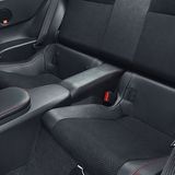 Hinten passen eigentlich nur Kleinstkinder hinein.