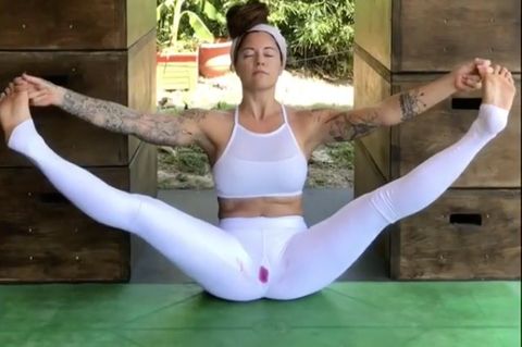 Tabuthema Menstruation: Frau übt Yoga in blutbefleckten Leggings - und hat eine wichtige Botschaft