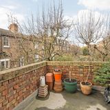 Das Gebäude besitzt drei kleine Terassen.  Dexters: Angebot Kilmarsh Road, Hammersmith