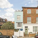 Das kleine türkis-blaue Haus ist im Angebot, nicht etwa das große rote Gebäude.  Dexters: Angebot Kilmarsh Road, Hammersmith