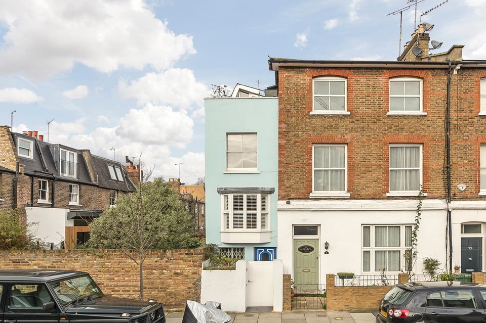 Das kleine türkis-blaue Haus ist im Angebot, nicht etwa das große rote Gebäude.  Dexters: Angebot Kilmarsh Road, Hammersmith