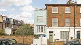 Das kleine türkis-blaue Haus ist im Angebot, nicht etwa das große rote Gebäude.  Dexters: Angebot Kilmarsh Road, Hammersmith