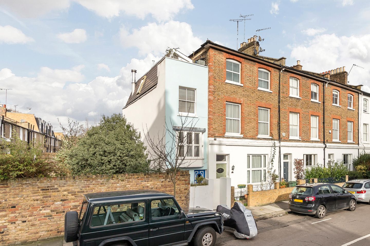 Das Haus ist sehr schmal, besitzt aber eine normale Tiefe.  Dexters: Angebot Kilmarsh Road, Hammersmith