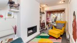 In der "Halle" gibt es sogar eine Art Kamin.  Dexters: Angebot Kilmarsh Road, Hammersmith