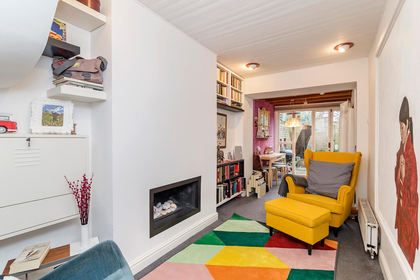In der "Halle" gibt es sogar eine Art Kamin.  Dexters: Angebot Kilmarsh Road, Hammersmith