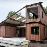 Im Bau sieht man die Container-Struktur sehr gut. In der Tiefe sind jeweils zwei 40-Foot-High-Container angeordnet.  https://arcgency.com/