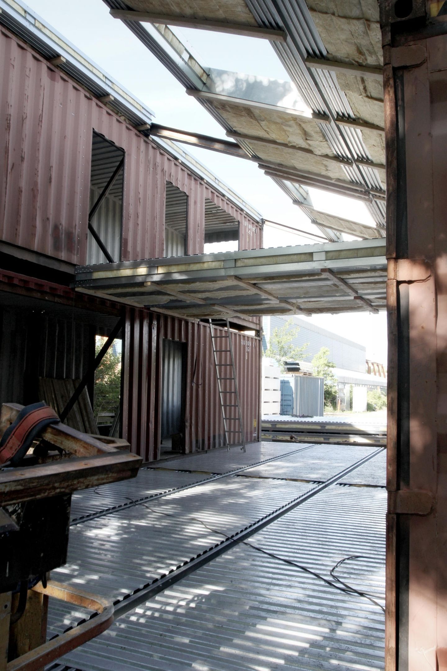 Das Dach wird mit Stahlträgern gestützt. Ein Vorteil der Container ist ihre Tragfähigkeit.  https://arcgency.com/