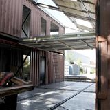 Das Dach wird mit Stahlträgern gestützt. Ein Vorteil der Container ist ihre Tragfähigkeit.  https://arcgency.com/