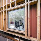 Hier sieht man die Hohlkammerwand bevor die Isolation angebracht wird.  https://arcgency.com/