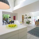 Die Halle wird von einer Brücke überquert, sie verbindet die Flügel des Hauses.  Argency.com