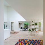 Die Einrichtung ist minimalistisch.  https://arcgency.com/