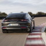 Bei sehr schnellen Kurven drängt der Porsche Panamera Turbo S E-Hybrid nach außen