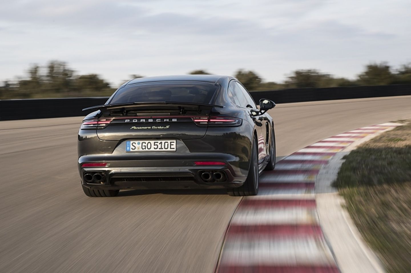 Bei sehr schnellen Kurven drängt der Porsche Panamera Turbo S E-Hybrid nach außen