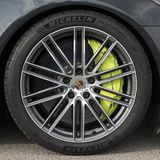 Beim Start per Launch-Control kämpfen die Reifen um Grip