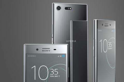 Ein Sony Xperia XZ Premium reflektiert sich in der Chrome-Rückseite eines weiteren Sony Xperia XZ Premium