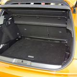 Die Ladekante ist hoch und die Luke eng